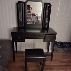Vanity Mirror With Stool 