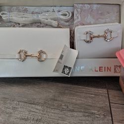 Small purse and a wide set call wendy's