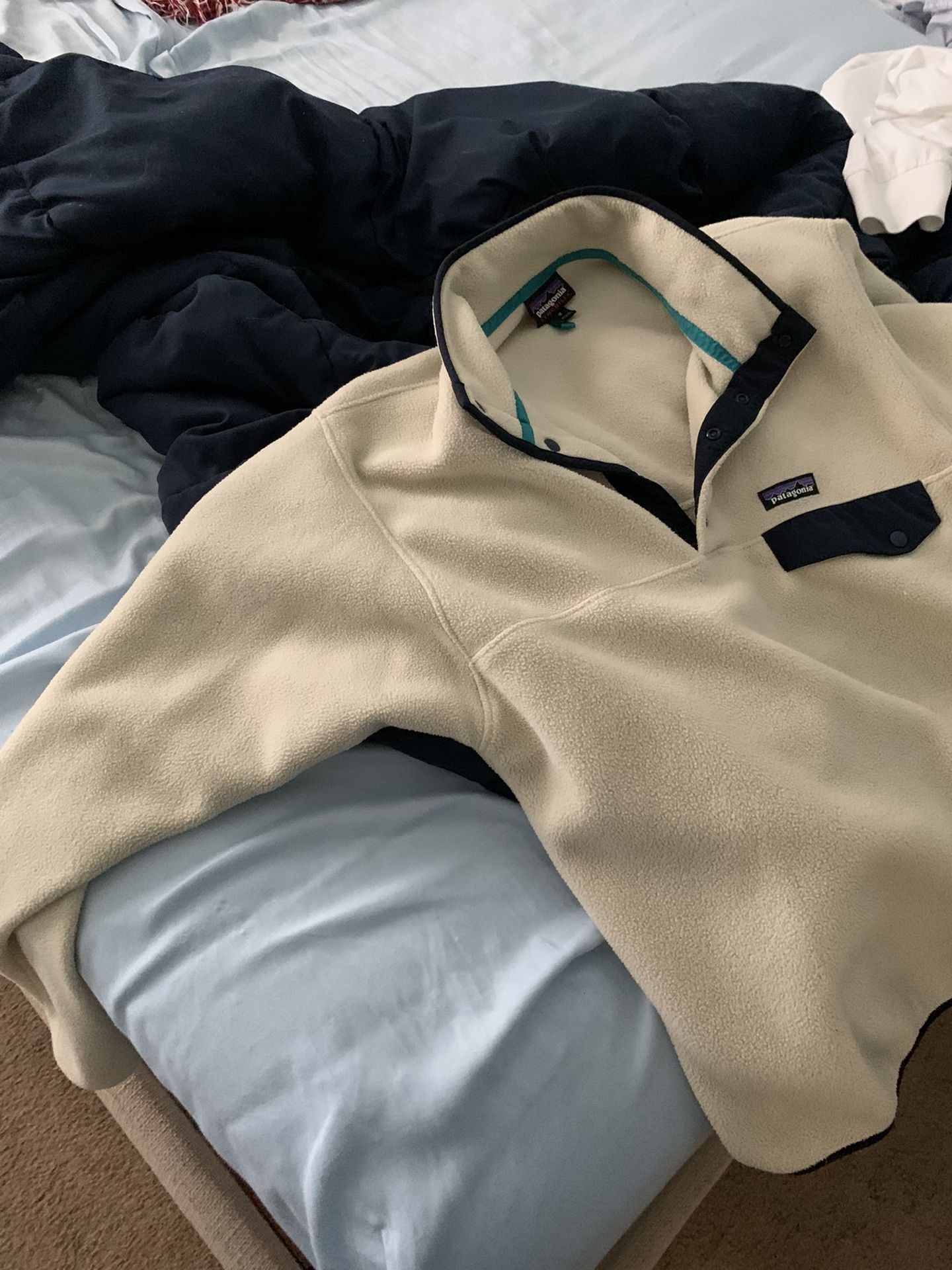 2 men’s Patagonia pullovers