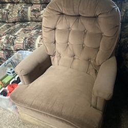 Beautiful old, comfortable TV chair, clean great shape