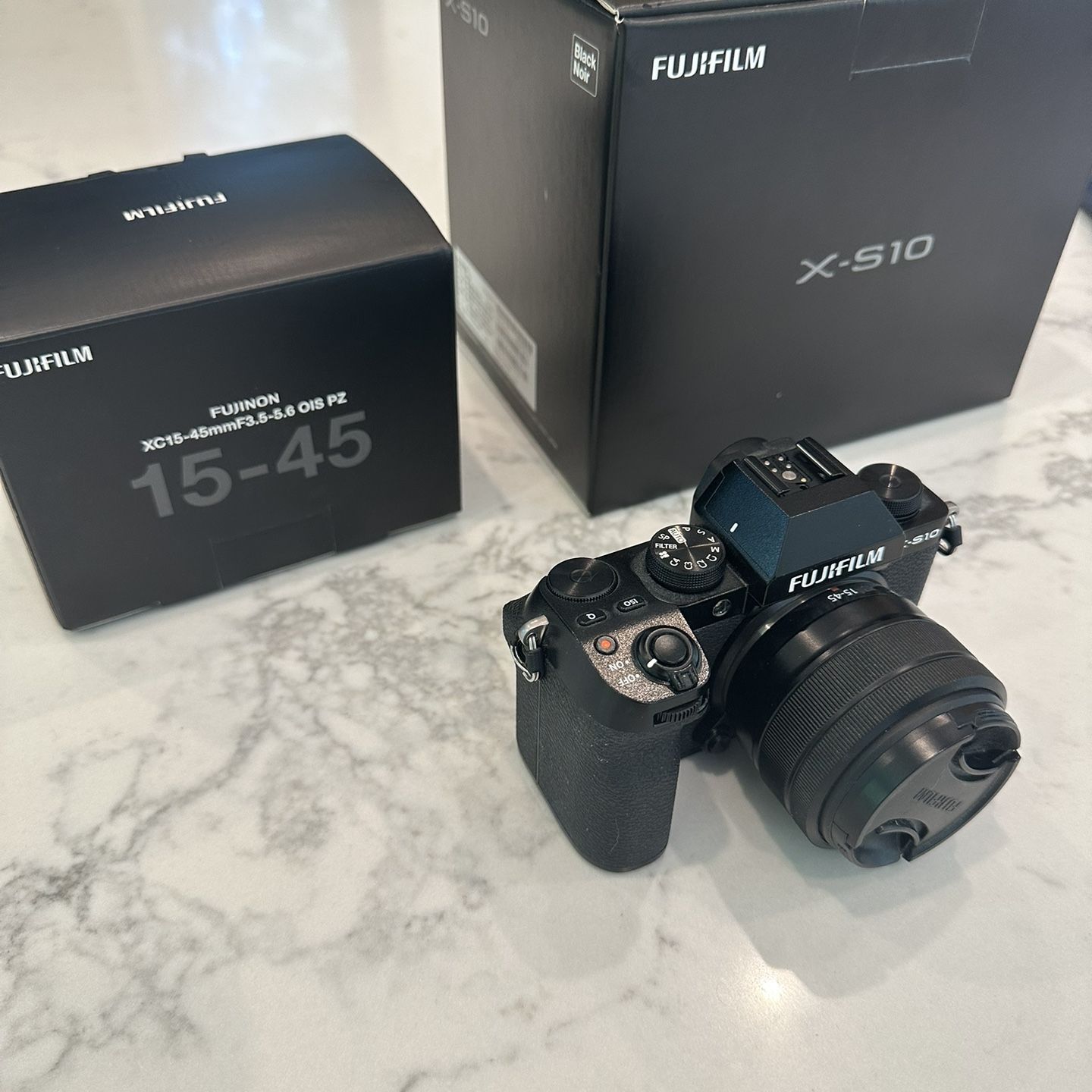 Fujifilm X-S10 Mirrorless Camera Body - Black Fujinon XC15-45mmF3 