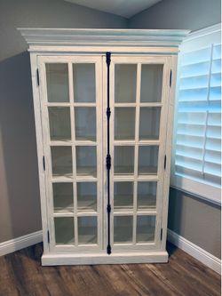 WHITE CURIO Hutch  Beautiful white distress hutch curio