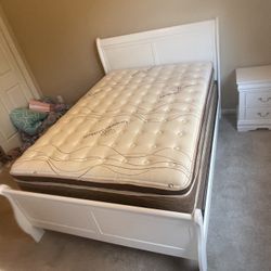 Set De 4 Piezas.  Cama, , Buró, Cajonera Y Espejo. 