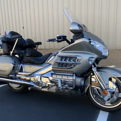 Honda 2003 GL1800 Goldwing Motorcycle - CLEAN TITLE WITH EXTRAS!