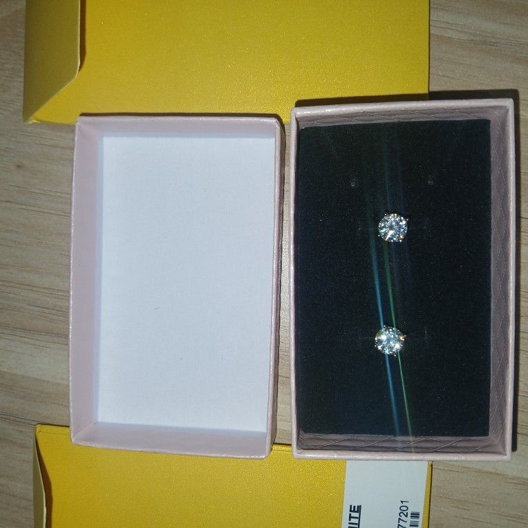 1 Carat Moisanite Stud Earings