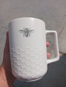 Gorgeous Ceramic Bee 🐝 Mugs - $5 Each (I have 8 of them) - Brand New!