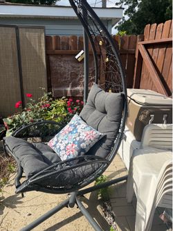 Outdoor swing with cup holder