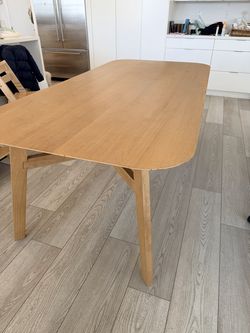 Article dining table