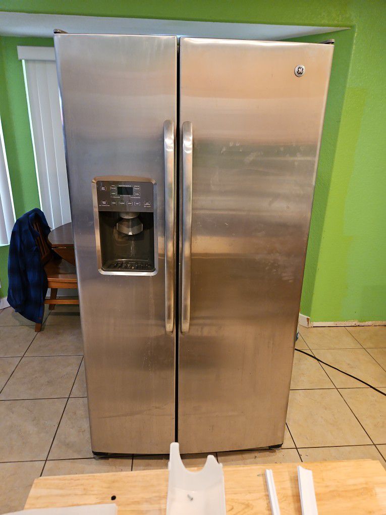 G E Refrigerator 