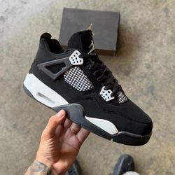 Jordan 4’s White Thunder 