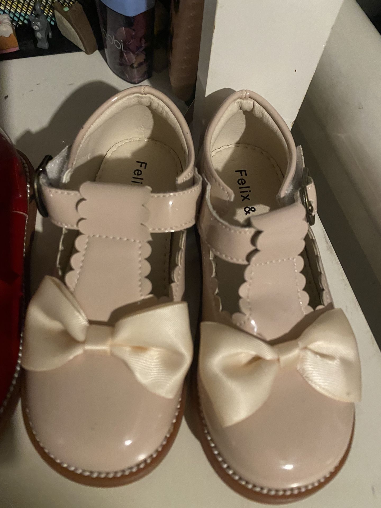 Felix & Flora Size. 8. 25$