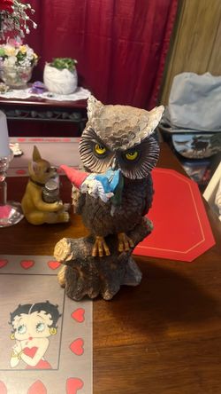 Like new an owl catching a gnome