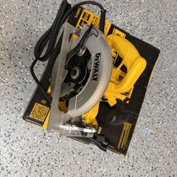 DEWALT 15 Amp Corded 7-1/4 in. Lightweight Circular Saw