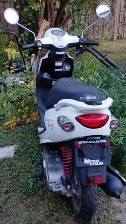 125cc Automatic Scooter  .. Adult Sized "Genuine Buddy 125cc".  1 key & and accessories included