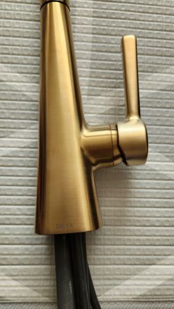 NEW - Delta
Lenta Brushed Gold 16.25 in. H Pull Down Sprayer Kitchen Faucet with 360° Spout Swivel