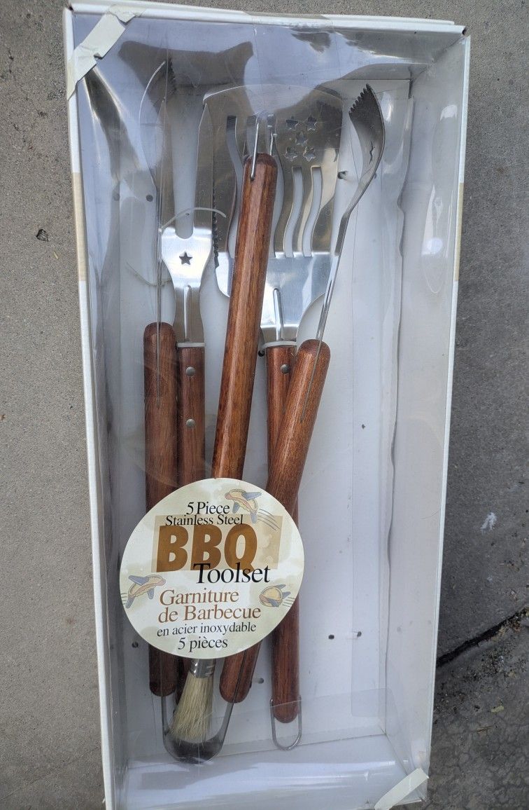 Box has been open but the tools have never been used. Glove is the missing piece.