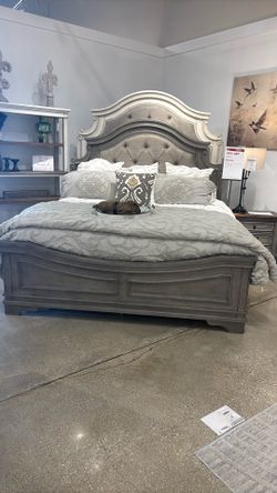KING GREY UPHOLSTERED BED W/ NIGHTSTAND!