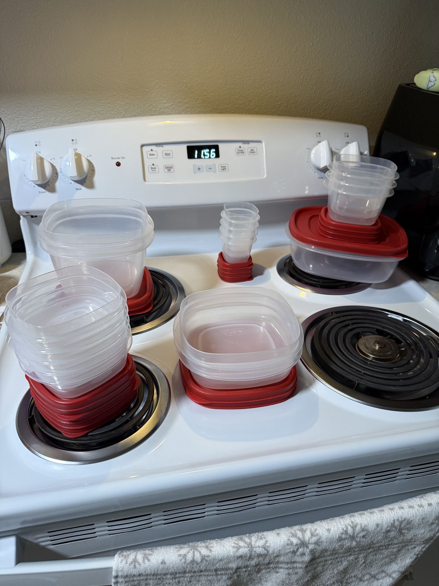 Rubbermaid Storage Containers *read Description*