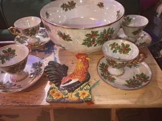 This vintage 1950s UCAGCO Japan Christmas lusterware