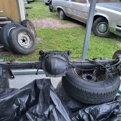 1995 Chevy Impala SS Positraction Disc Brake Rear Axle Complete. 