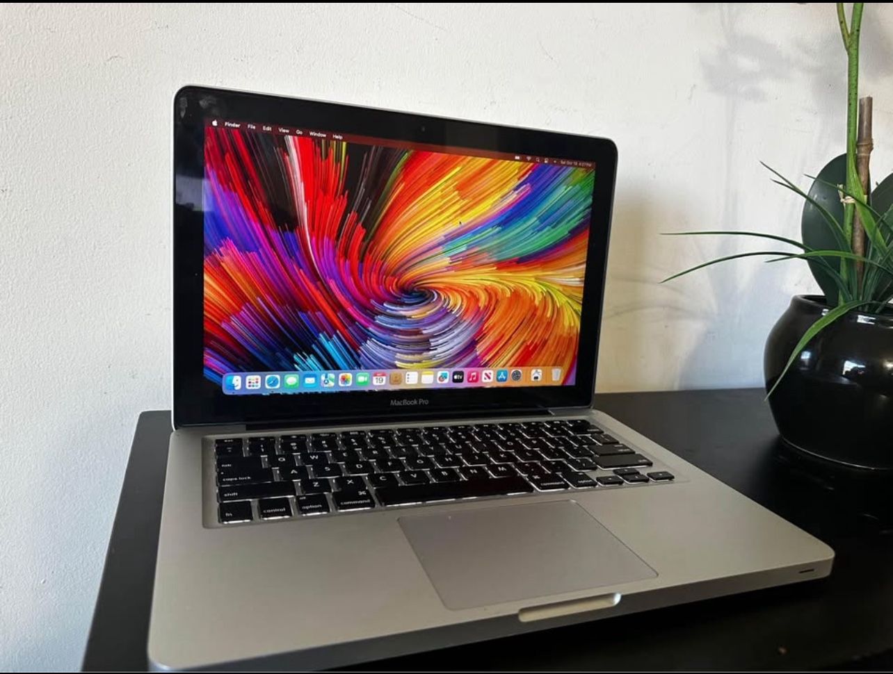 13 inch MacBook Pro/ 512GB SSD/ 16GB Ram/ intel Core i7/ 2012