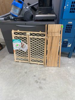 Wooden adjustable pet child safety gate
