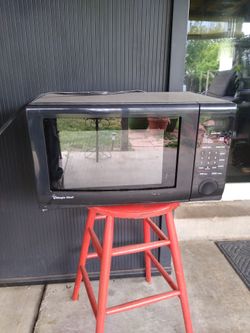 MAGIC CHEF MICROWAVE OVEN
