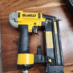 DeWalt 18-Gauge Brad Nailer (DWFP12233 with Case
