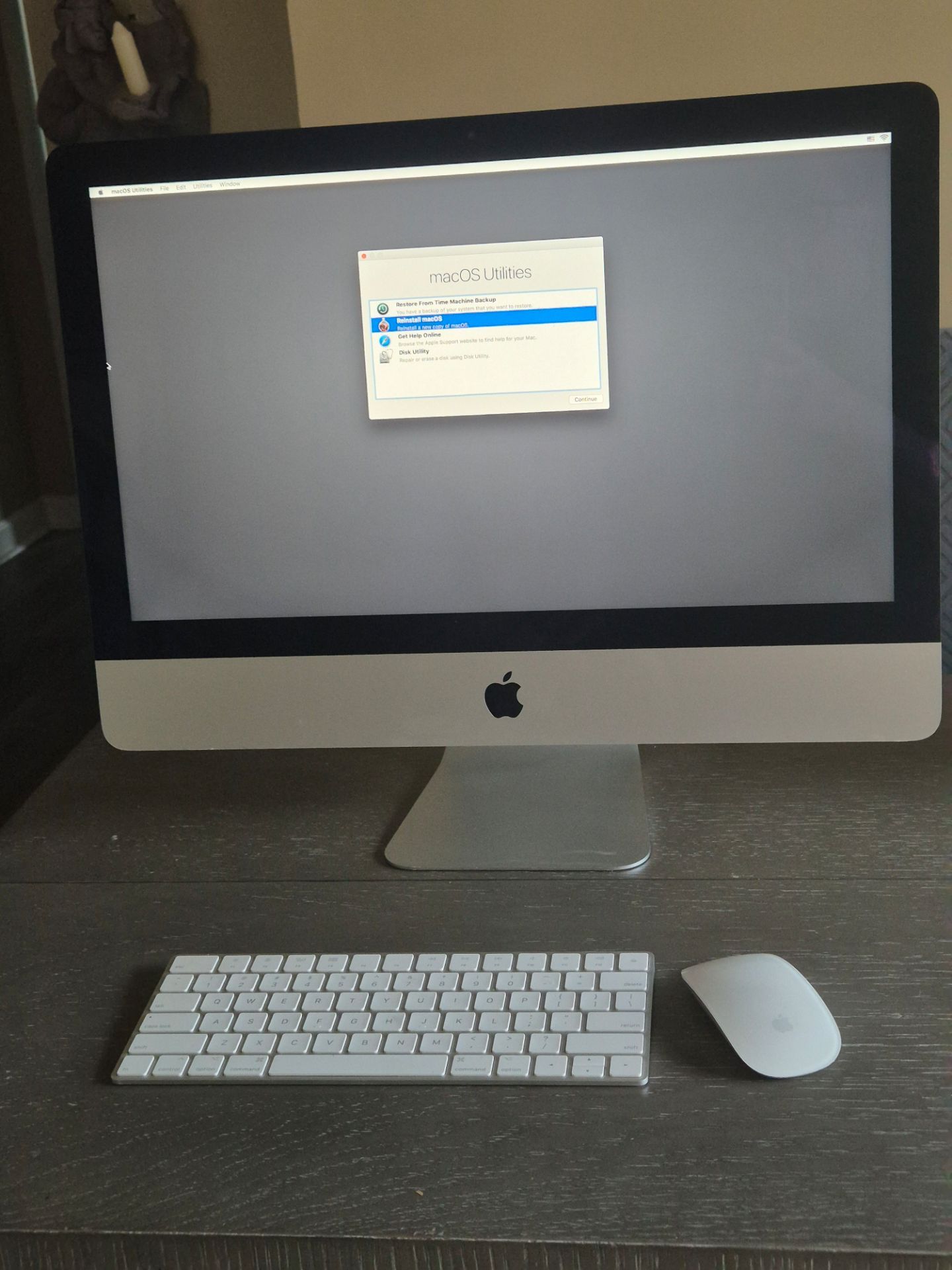 2017 21.5" iMac with magic mouse and keyboard