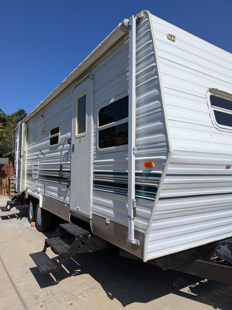 2003 Travel trailer 25 ft. Sandpiper Fleetwood travel trailer
