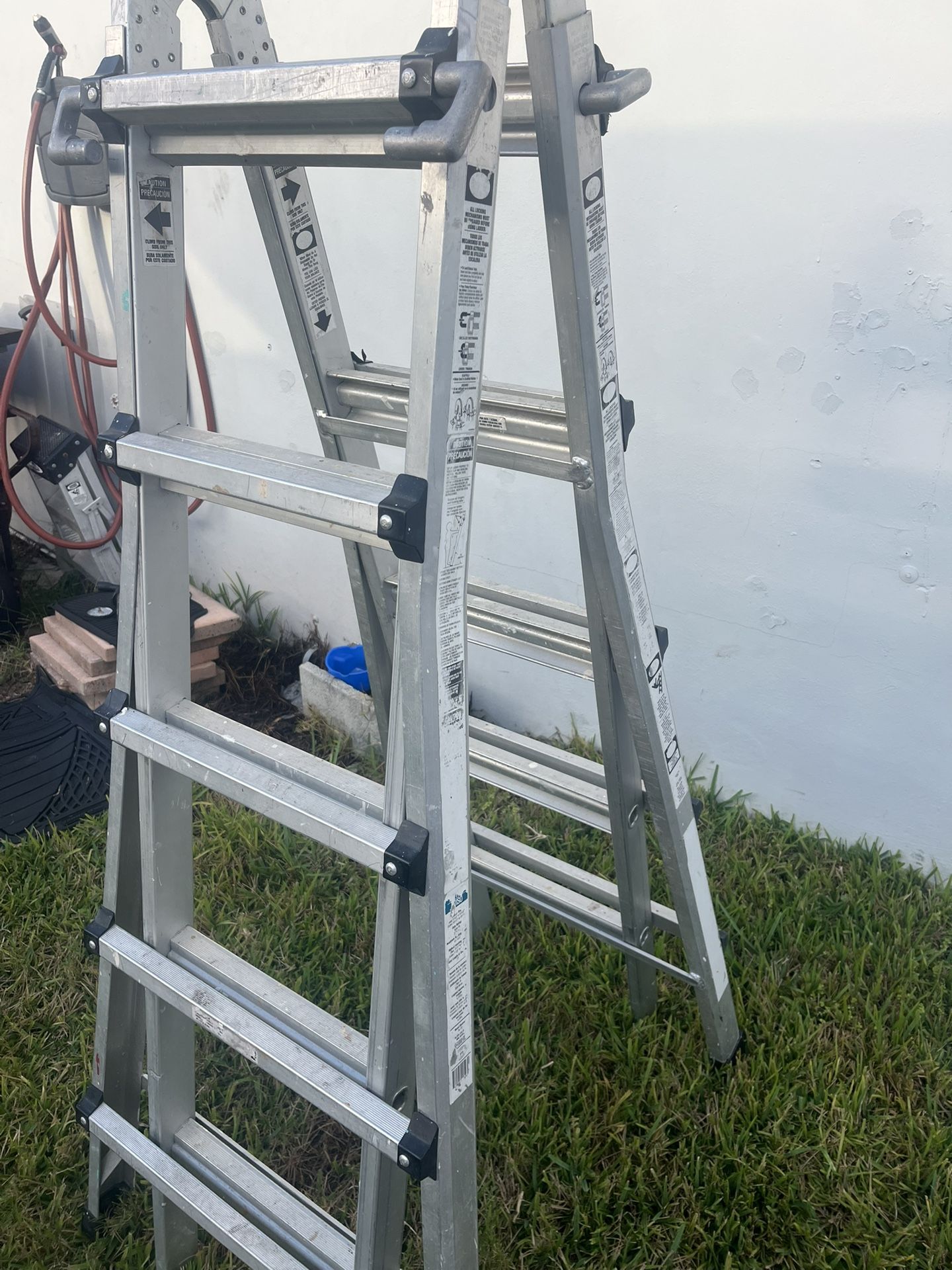 Retractable ladder, excellent condition