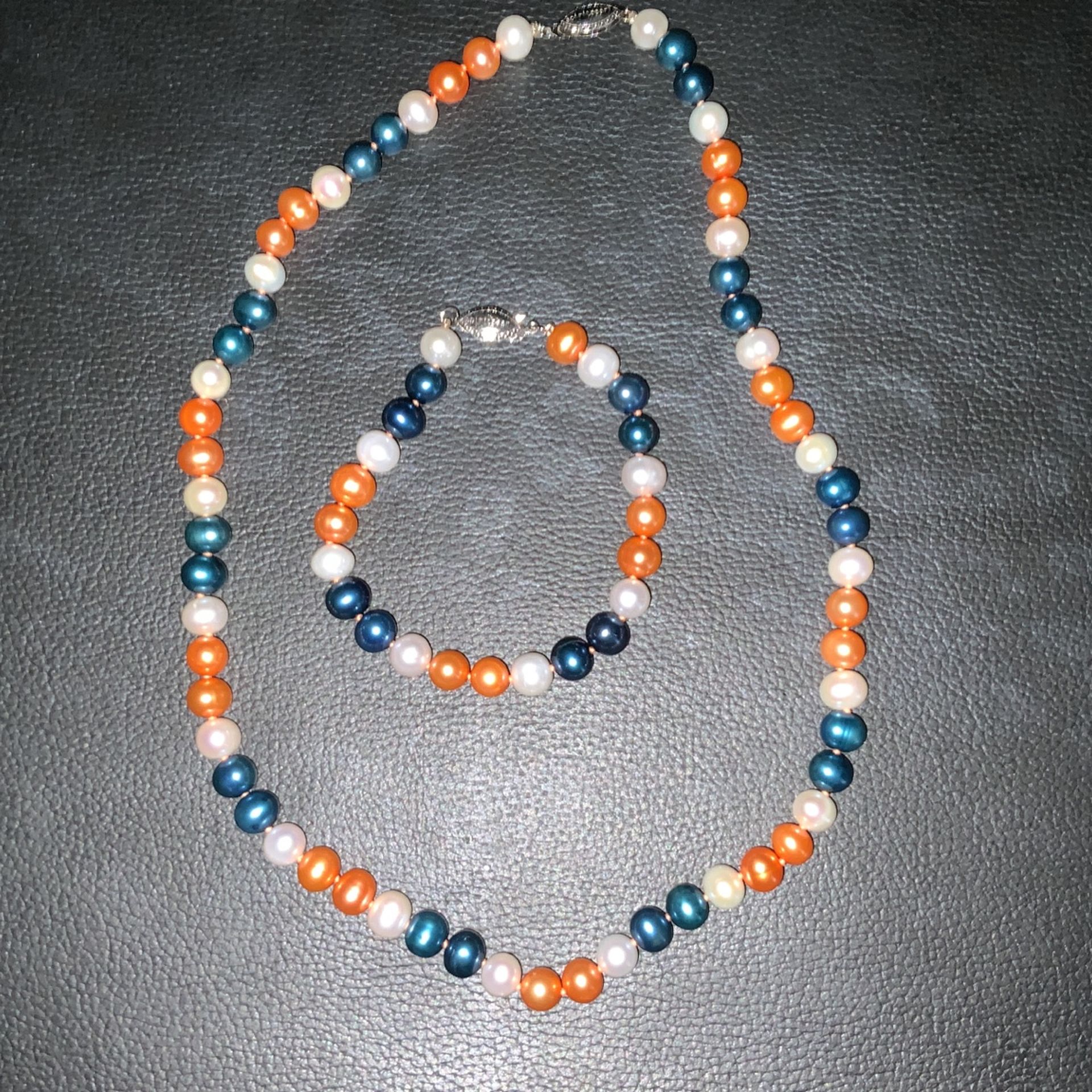 GATORS REAL PEARL NECKLACE & BRACELET SET.