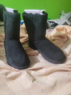 NEW   UGGS...