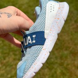 Toddler size 9 under armour shoes