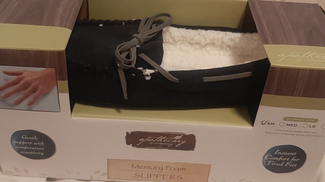 Apothecary & Company Memory Foam Slippers SMALL (Women 6-7, Men 5-6). Black. New.