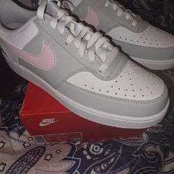 BRAND NEW IN BOX NIKE 11W/9.5M