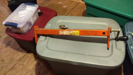 Engine lift leveler has chain not shown