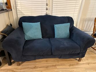 Love seat, cover, 2 throw pillows and extra pillow covers