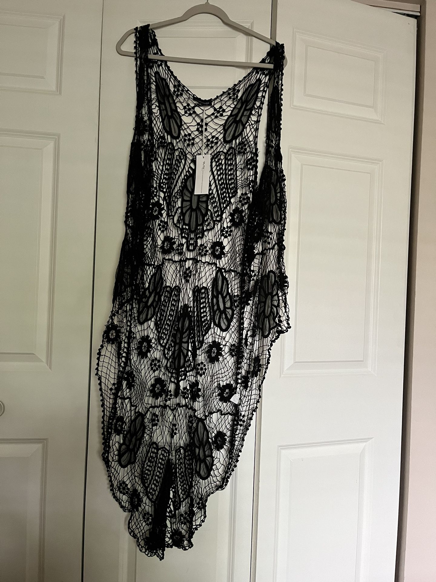 It’s Very Nice Crochet Duster. The Color Is Black The Size It’s Small. It’s Brand New.