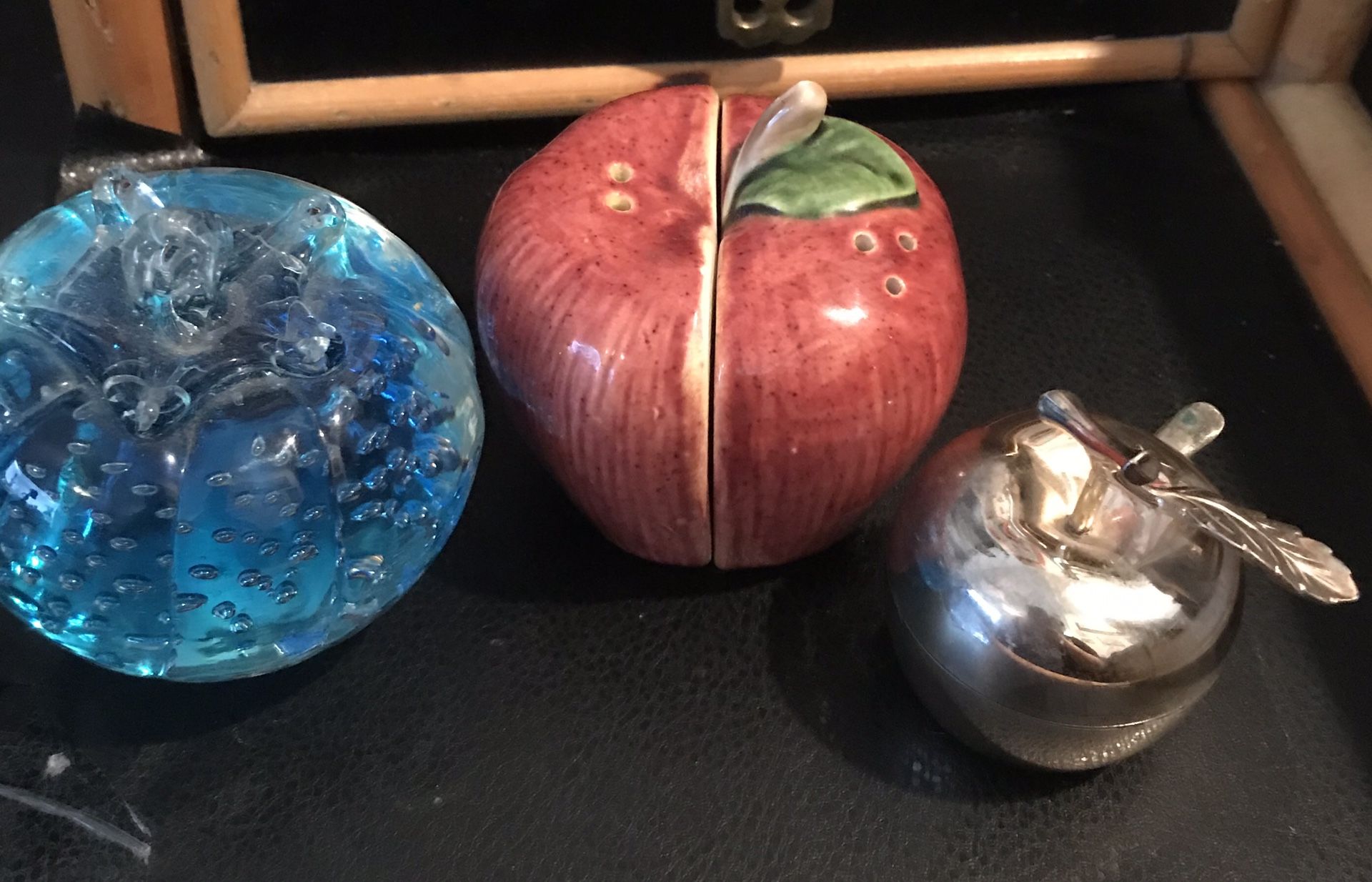 4 Apple 🍎 Items....Rug, Salt & Pepper Set, Paperweight & Mini Salt W/ Mini Spoon 🥄