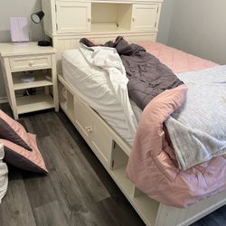 Pottery barn queen size bedroom set. Smoke free, pet free home.