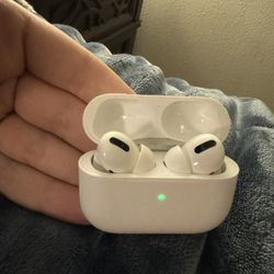 AirPods Pro with Wireless Charging Case