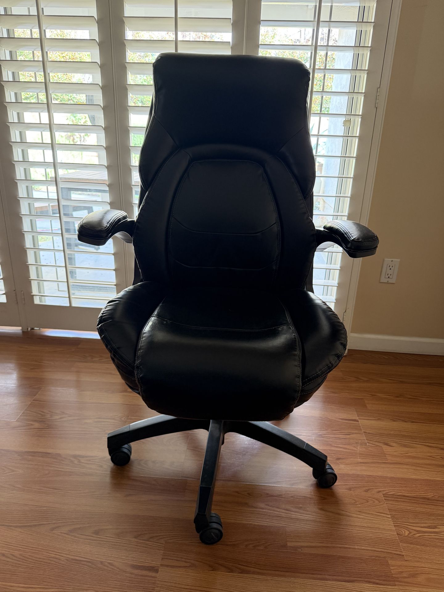 OFFICE CHAIR