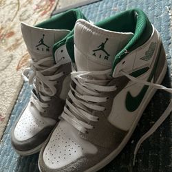 Jordan 1 mid men’s size 9.5