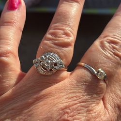 Ring Finger Art Deco Diamond Ring 