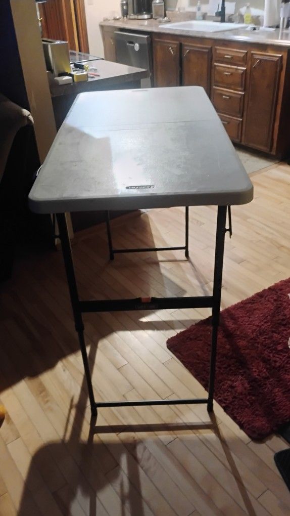 Portable Table With Adjustable Height 
