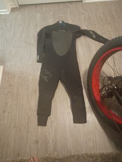 I have a size small Billabong wetsuit