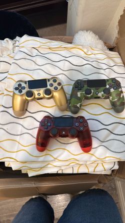3x PS4 Controllers