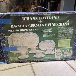 Vajilla Alemana de 20 piezas En su caja original cerrada Set esta como nueva Precio reg $200 dls •Tengo set de coffee Cream and sugar x $20 dls ALL TO