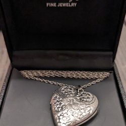 18 c Sterling Silver Locket
